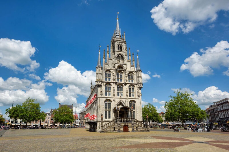 Het historische stadhuis op de Markt in Gouda.
